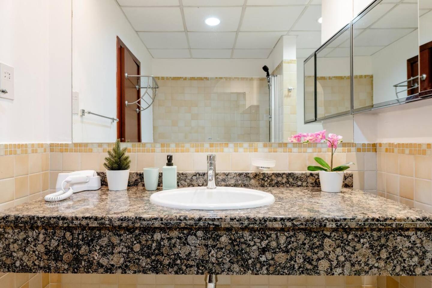 Moonlight Hostel Jbr - 2Min Walk To Jbr Beach - Gym - 2Min Metro Station - Poll Dubai Exterior photo